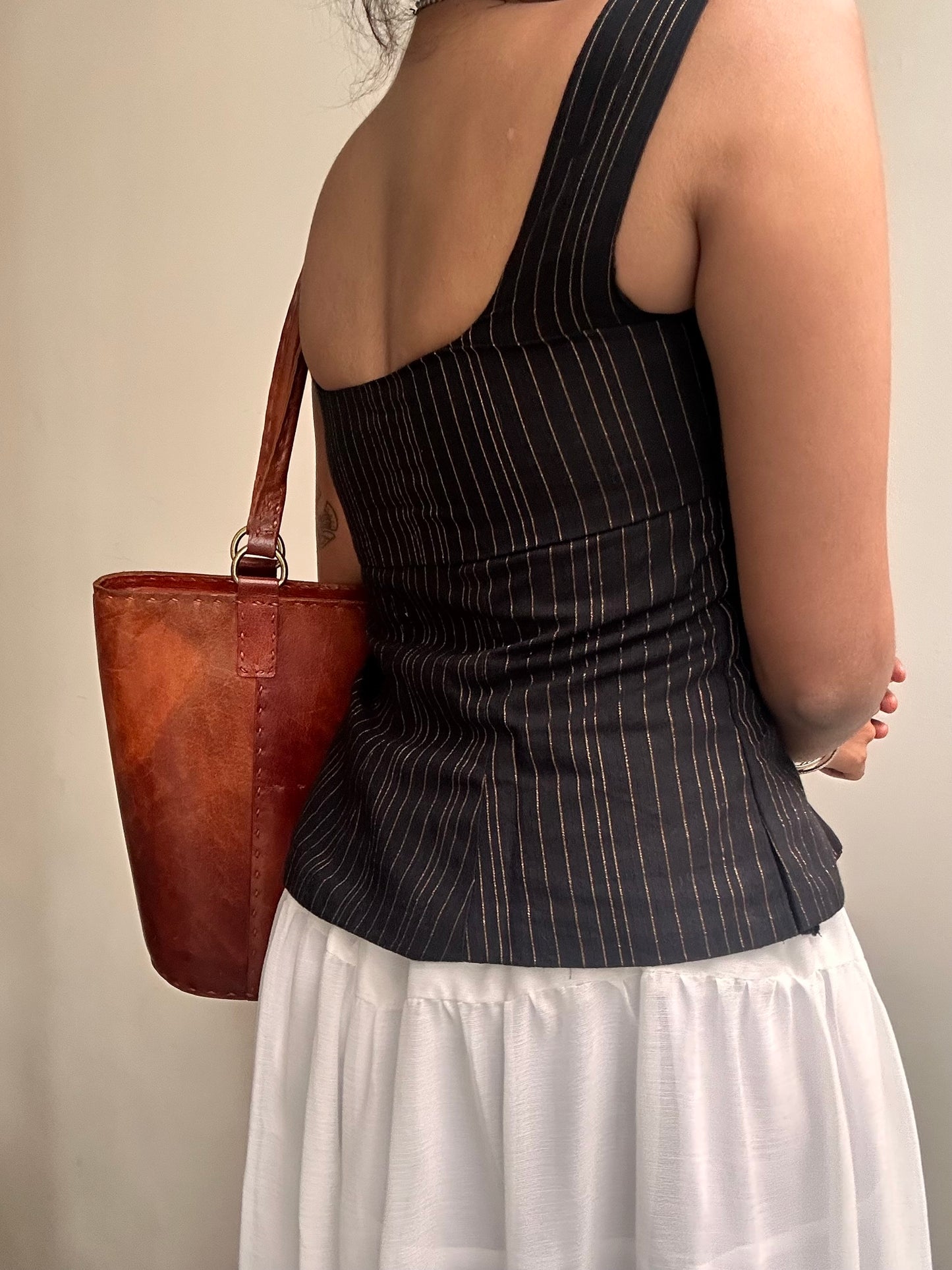 Gul: Black with Gold Stripes