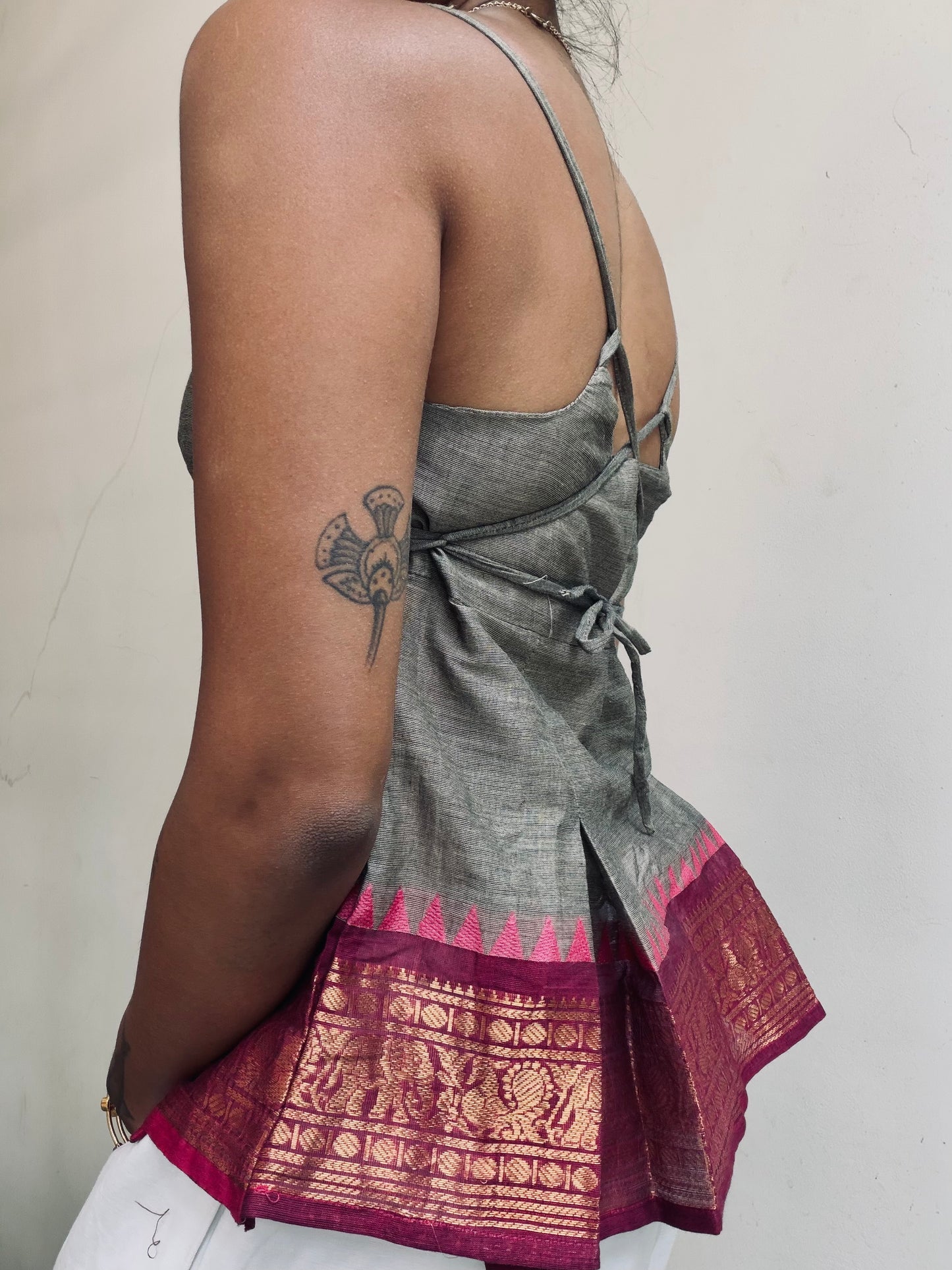 Delicia: Grey with pink border