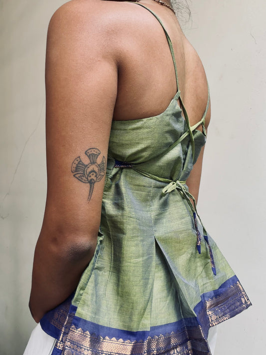 Delicia: Light green with blue border