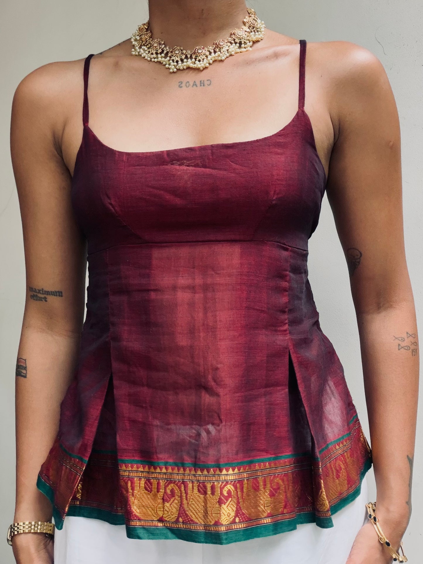 Delicia: Maroon with Teal Border