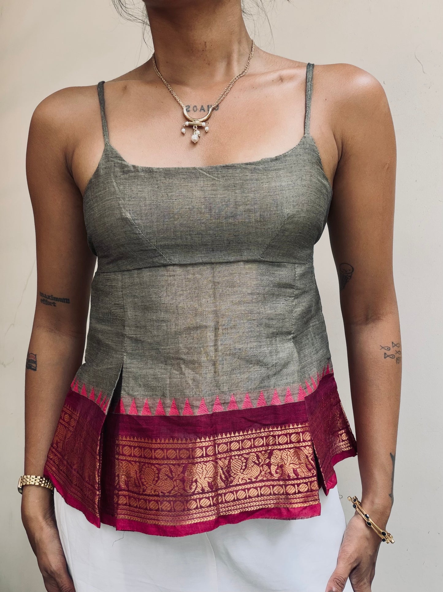 Delicia: Grey with pink border