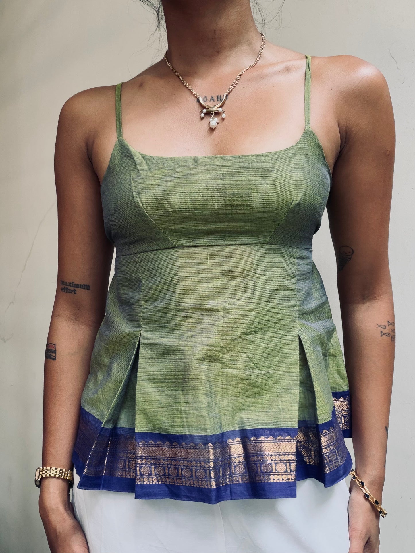Delicia: Light green with blue border