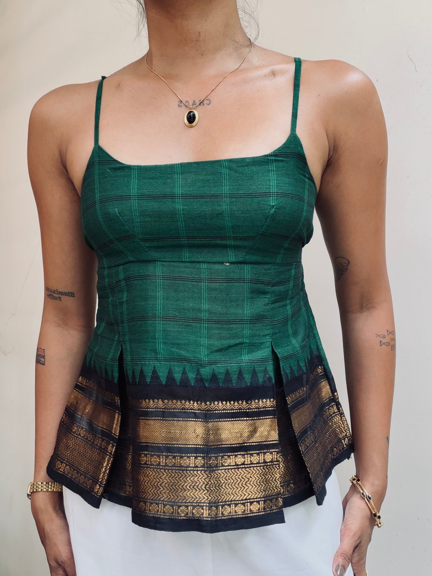 Delicia: Dark green with black border