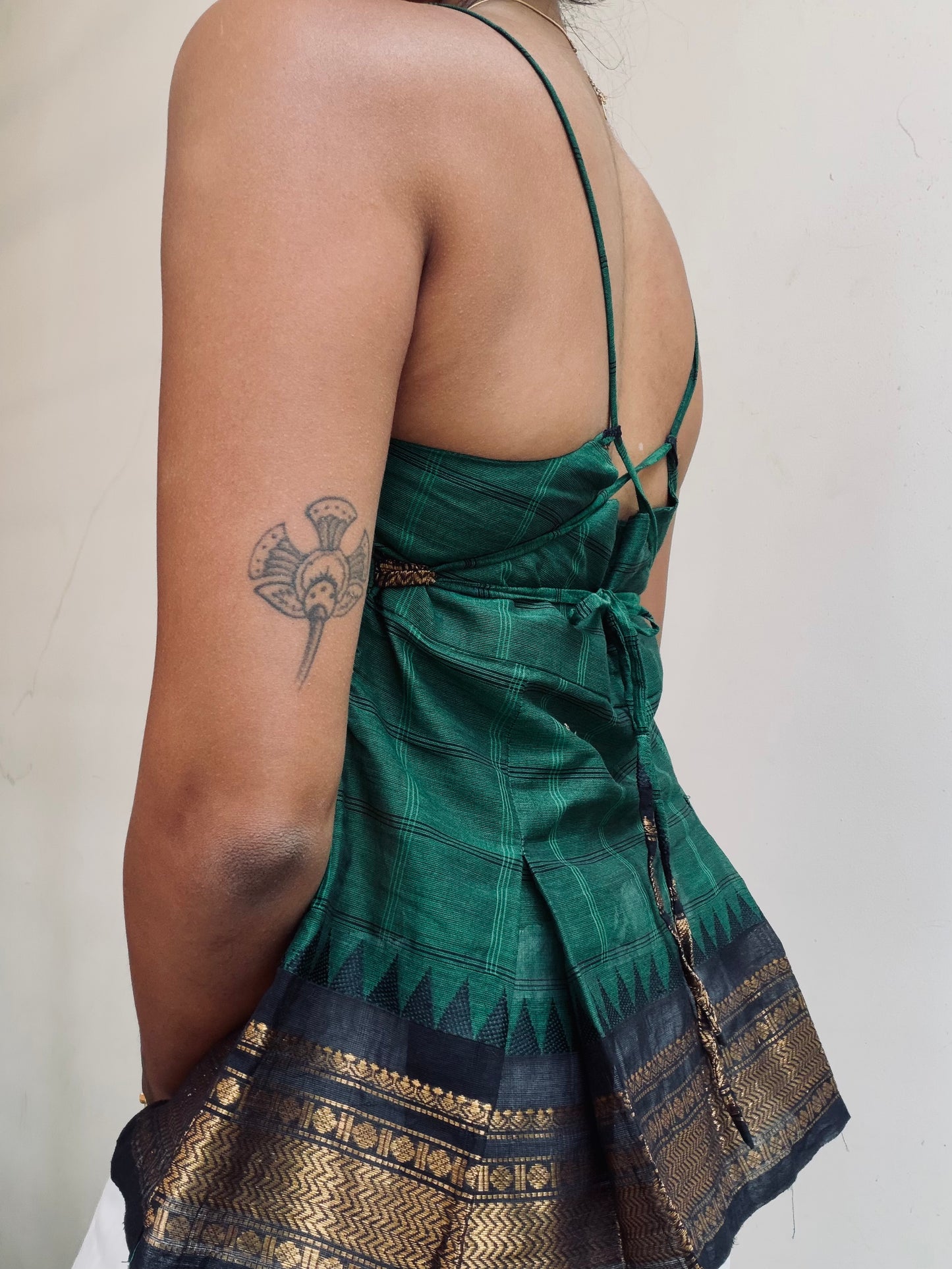 Delicia: Dark green with black border