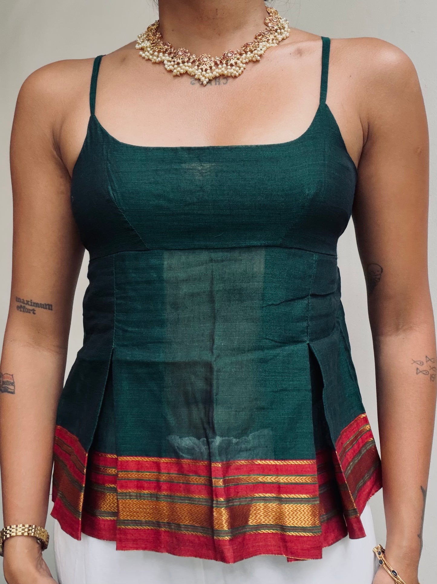 Delicia: Dark green with red border