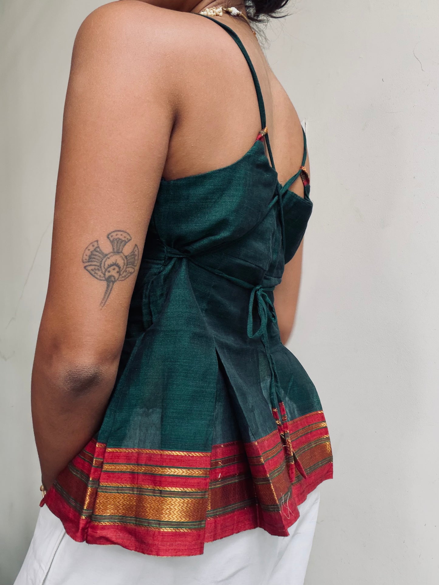 Delicia: Dark green with red border